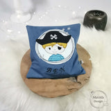 Kirschkernkissen für kleine Jungs - beliebt als Geschenk - Motiv Pirat mit gesticktem Namen - blau mit Augenklappe und Piratenhut