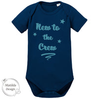 Premium Baby - Body „new to the crew“ | für Jungs und Mädchen | personalisierte Farbwahl | 100% Bio – Baumwolle