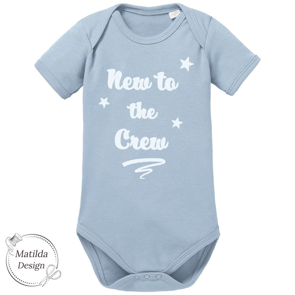 Premium Baby - Body „new to the crew“ | für Jungs und Mädchen | personalisierte Farbwahl | 100% Bio – Baumwolle